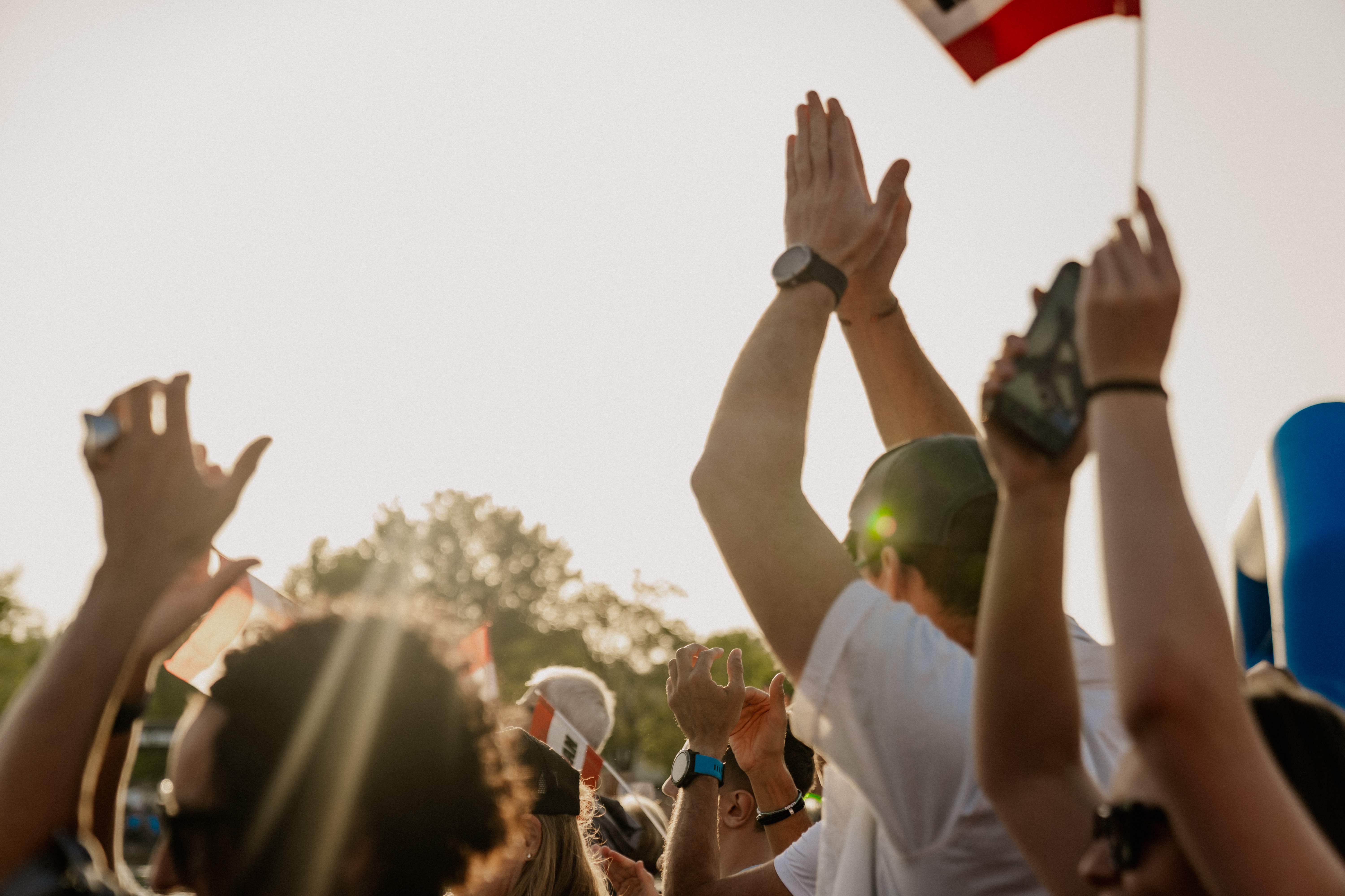 Fans feiern beim Ziel